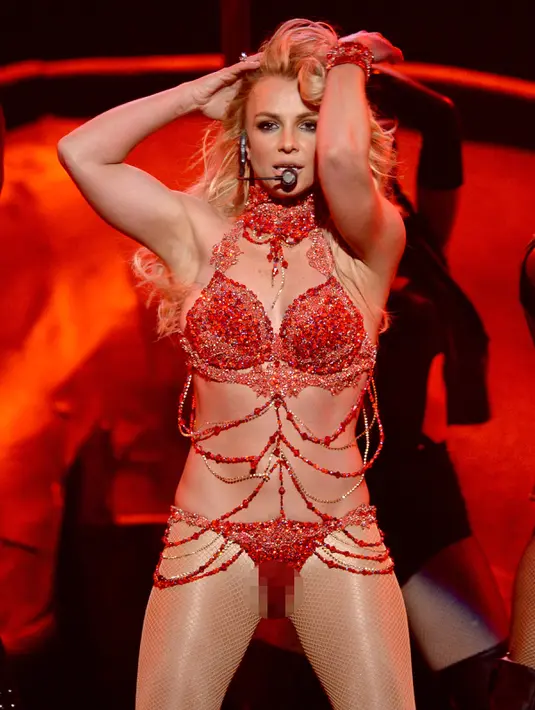 Aksi panggung Britney Spears di ajang bergengsi Billboard Music Awards (BBMA) 2016 di T-Mobile Arena, Las Vegas, Minggu (22/5). Britney Spears tampil memukau di hadapan penonton yang hadir. (Kevin Winter/GETTY IMAGES NORTH AMERICA/AFP)