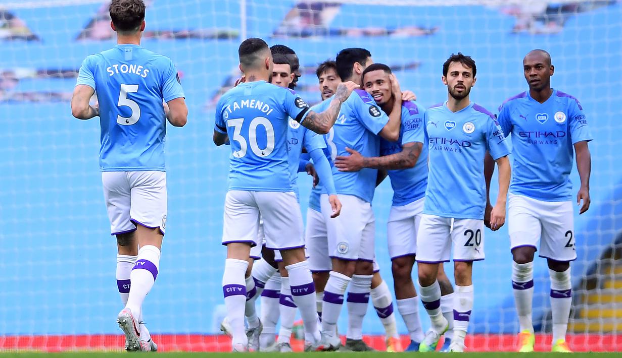 Pemain Manchester City merayakan gol yang dicetak Gabriel Jesus ke gawang Bournemouth pada laga lanjutan Premier League pekan ke-36 di Etihad Stadium, Kamis (16/7/2020) dini hari WIB. Manchester City menang 2-1 atas Bournemouth. (AFP/Laurence Griffiths/pool)