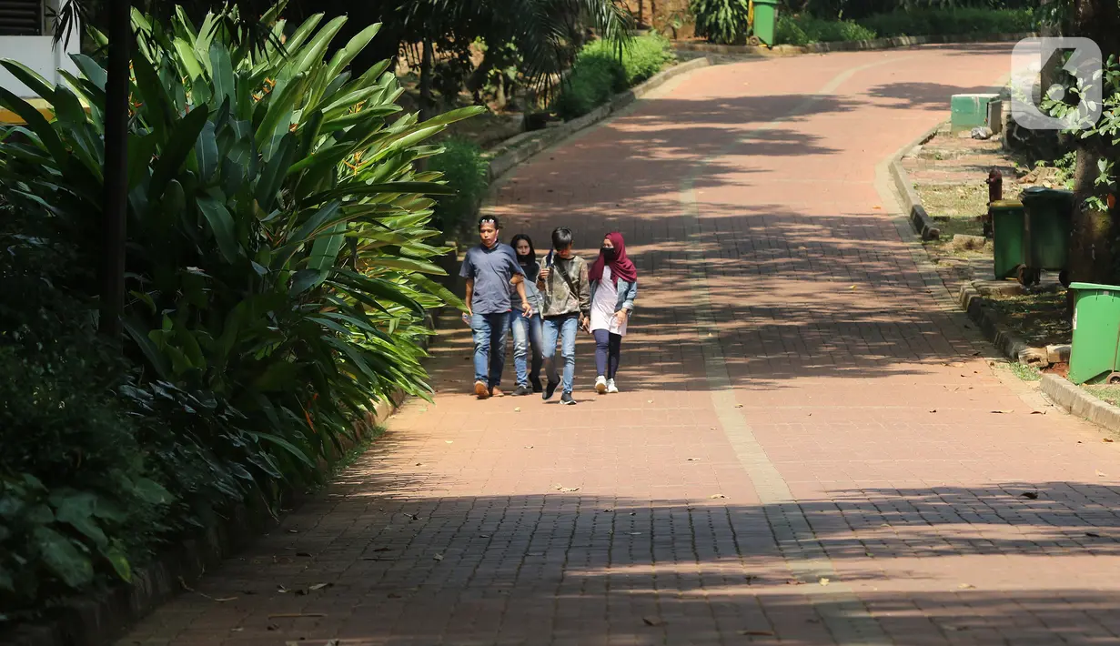 Wisatawan berkeliling saat mengunjungi Taman Margasatwa Ragunan, Jakarta, Sabtu (1/8/2020). Di masa pandemi corona ini, Ragunan sepi pengunjung di libur panjang Idul Adha 1441 H dibandingkan tahun lalu. (Liputan6.com/Herman Zakharia)