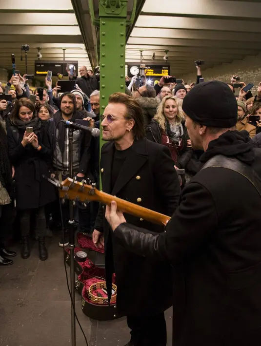 Berada di Jerman, U2 berhasil membuat masyarakat di sana heboh. Bisa dibayangkan dong jika tiba-tiba masyarakat juga mengalami hal yang sama? Sedang berada di stasiun Gambir, Jakarta Pusat, tiba-tiba muncul kehadiran U2. (Instagram/u2)