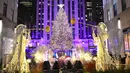 Setelah tradisi selama 91 tahun, Pohon Natal Rockefeller Center yang besar dan ikonik telah dinyalakan, secara resmi mencerminkan semangat Natal dari New York dan seluruh dunia. (Diane Bondareff/AP Images for Tishman Speyer)