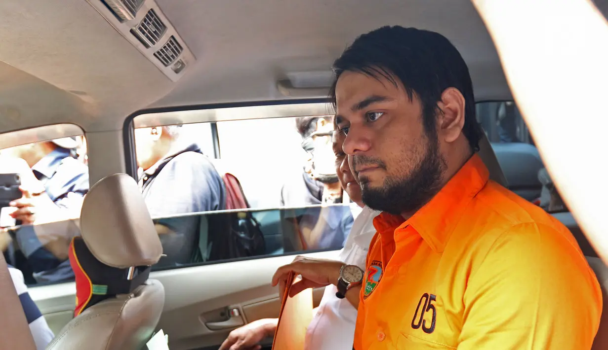 Artis sinetron Rio Reifan berada di dalam mobil untuk dipindahkan ke Rumah Sakit Ketergantungan Obat (RSKO), di Ditresnarkoba Polda Metro Jaya, Rabu (4/9/2019). Tertangkap ketiga kali karena kasus narkoba, Rio Reifan dikirim ke RSKO Cibubur untuk jalani rehabilitasi. (Liputan6.com/Herman Zakharia)