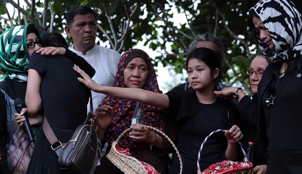 Kini, Yana Zein atau pemilik nama asli Suryana Nurzaman Zein telah beristirahat dengan tenang di alam kubur. Yana meninggal dunia beberapa hari setelah kedatangannya ke Indonesia usai menjalankan pengobatan di Guangzhou, Cina. (Deki Prayoga/Bintang.com)