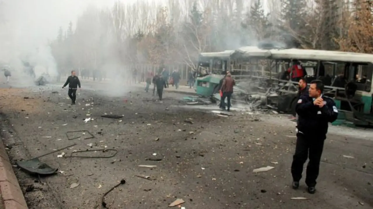 Ledakan bom menghantam bus yang ditumpangi tentara di Turki. (Reuters)