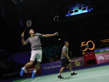 Legenda pebulu tangkis Indonesia, Taufik Hidayat (kiri) dan Sekjen PBSI, Fadil Imran bertanding dalam acara peringatan 50 tahun kerjasama antara Yonex dan PBSI di Istora Senayan, Jakarta, Sabtu (18/06/2022). (Bola.com/Bagaskara Lazuardi)