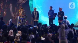 Mengenakan kemeja biru Presiden Joko Widodo (ketiga kiri) menghadiri pembukaan Kongres ke-6 Partai Amanat Nasional (PAN) di Jakarta. (Liputan6.com/Angga Yuniar)