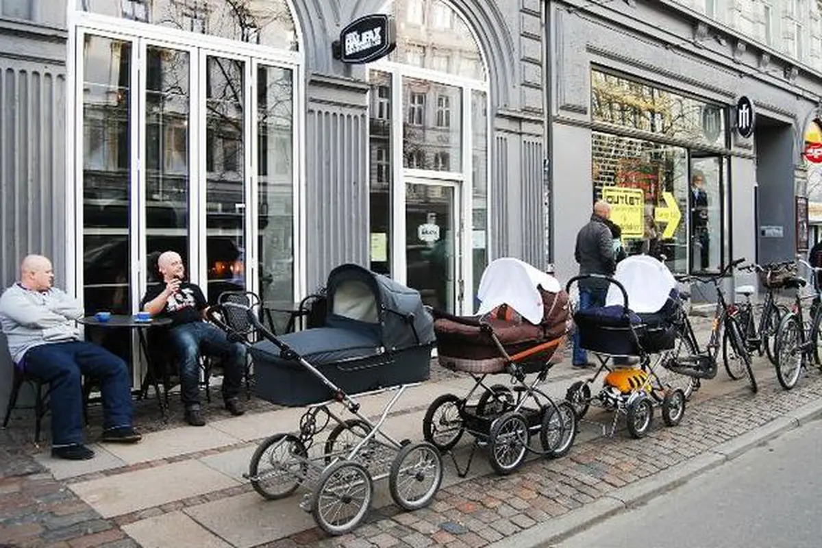 Di Islandia, Bayi Dapat Tidur di Kereta Bayi Samping Trotoar