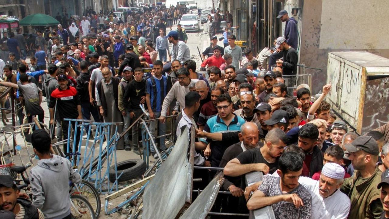 Sebuah toko roti Ajour di Kota Gaza kembali dibuka. Kehadiran kembali toko roti itu telah mendapatkan sambutan antusias warga Palestina di Gaza. Foto: REUTERS / Mahmoud Issa<br>