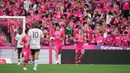 Duel penuh makna akan tersaji saat Tokyo Verdy menjamu Cerezo Osaka akhir pekan ini pada laga pekan ke-22 Meiji Yasuda J1 League 2024. Kedua tim akan bertemu di Stadion Ajinomoto, Sabtu (6/7/2024) pukul 16.00 WIB. Kemenangan pada laga ini akan jadi jalan Verdy dan Cerezo untuk bisa mendekatkan diri ke papan atas klasemen sementara. Kunci duel nanti akan berada di lini depan dan pertahanan kedua tim. (J.LEAGUE)