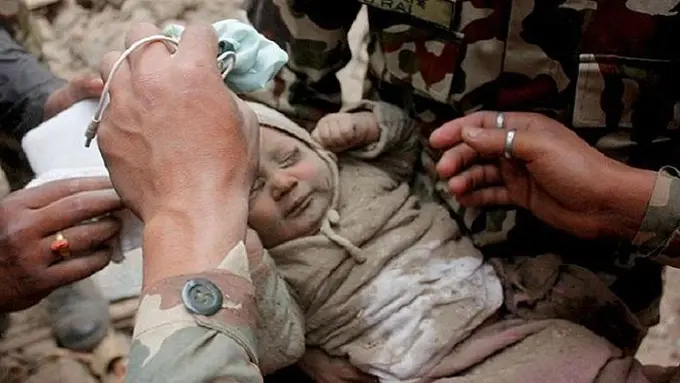 Bayi di Nepal Selamat Setelah Tertimbun Reruntuhan Selama 22 Jam