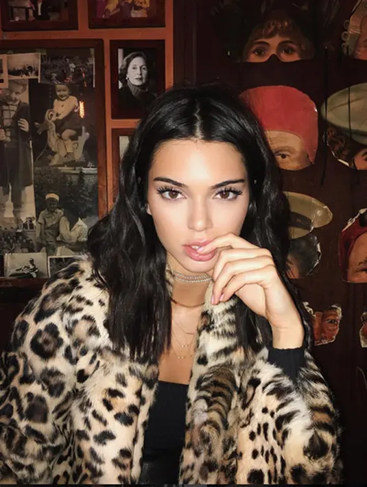 “Mungkin Kendall Jenner tidak melakukan pada bibirnya tetapi ia melakukan pada hidungnya. Dia tak membodohi orang-orang,” tulis pemilik akun lain. (Instagram/kendalljenner)