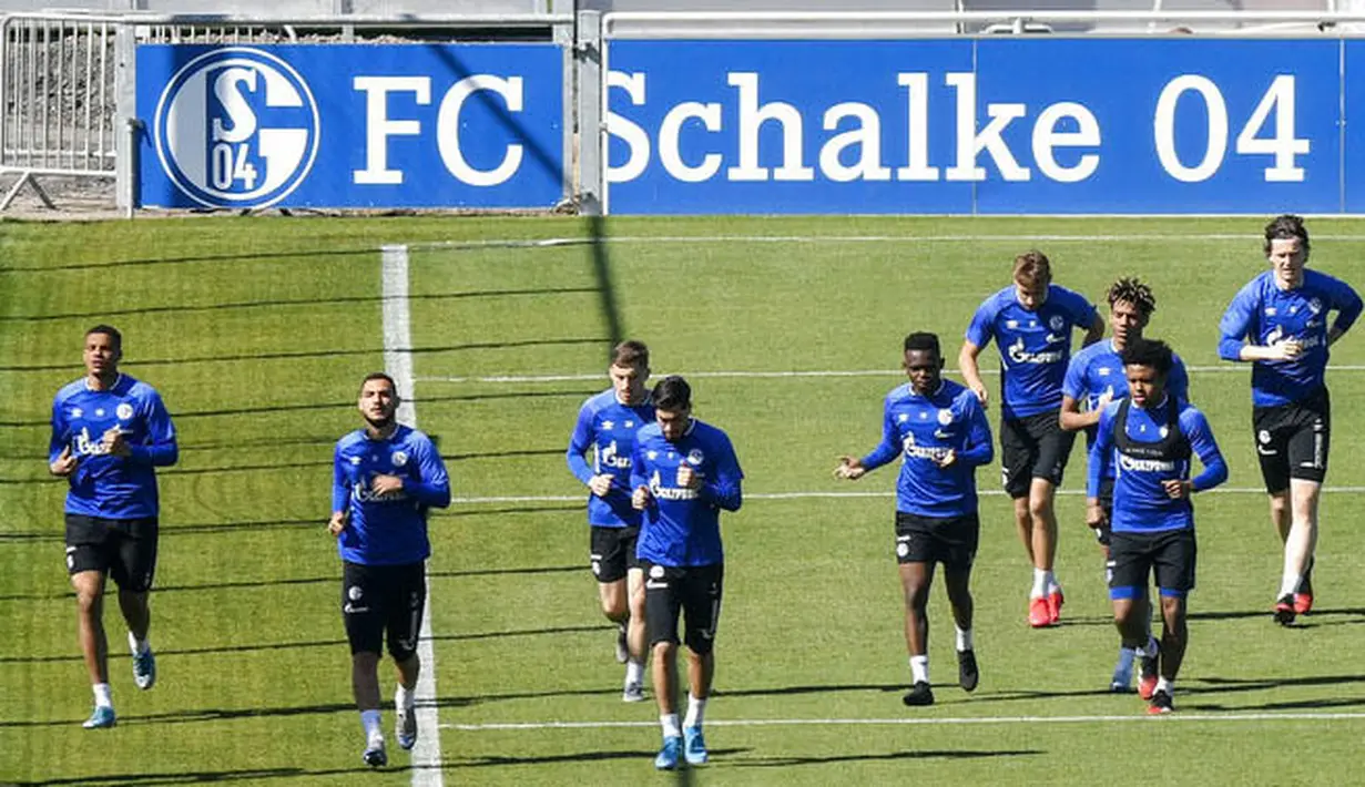 Para pemain FC Schalke 04 saat sesi latihan di Gelsenkirchen, Jerman, Rabu (23/4/2020). FC Schalke 04 menggelar sesi latihan setelah Bundesliga direncanakan akan kembali bergulir pada pada 9 Mei mendatang. (AP/Martin Meissner)