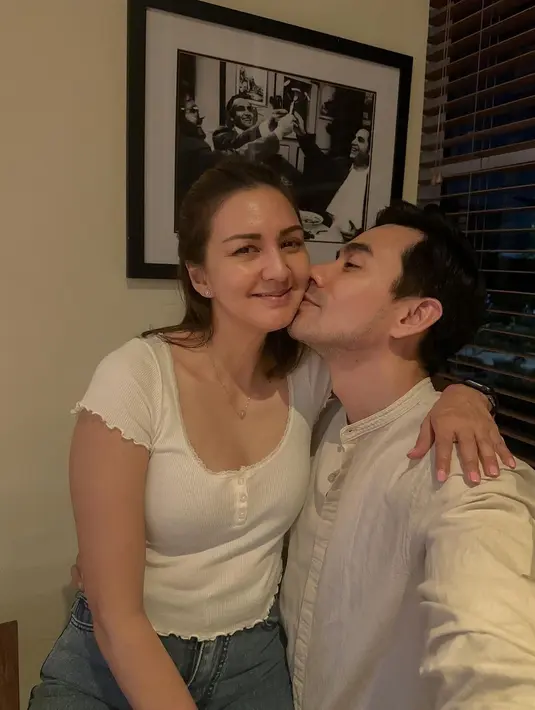 <p>Pasangan suami istri Darius Sinathrya dan Donna Agnesia memang jauh dari gosip. Keduanya memiliki hubungan harmonis dan sering membagikan momen manis di akun Instagram pribadi masing-masing. Darius baru saja mengunggah beberapa potret dari momen kencan makan malam sederhananya bersama sang istri. [Foto: Instagram/darius_sinathrya]</p>