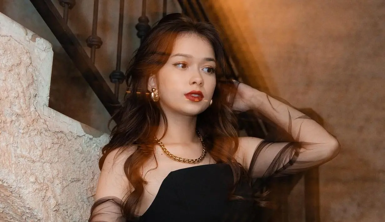 Melengkapi busana glamornya, Rebecca Klopper kenakan kalung rantai dan anting emas [@rklopper]