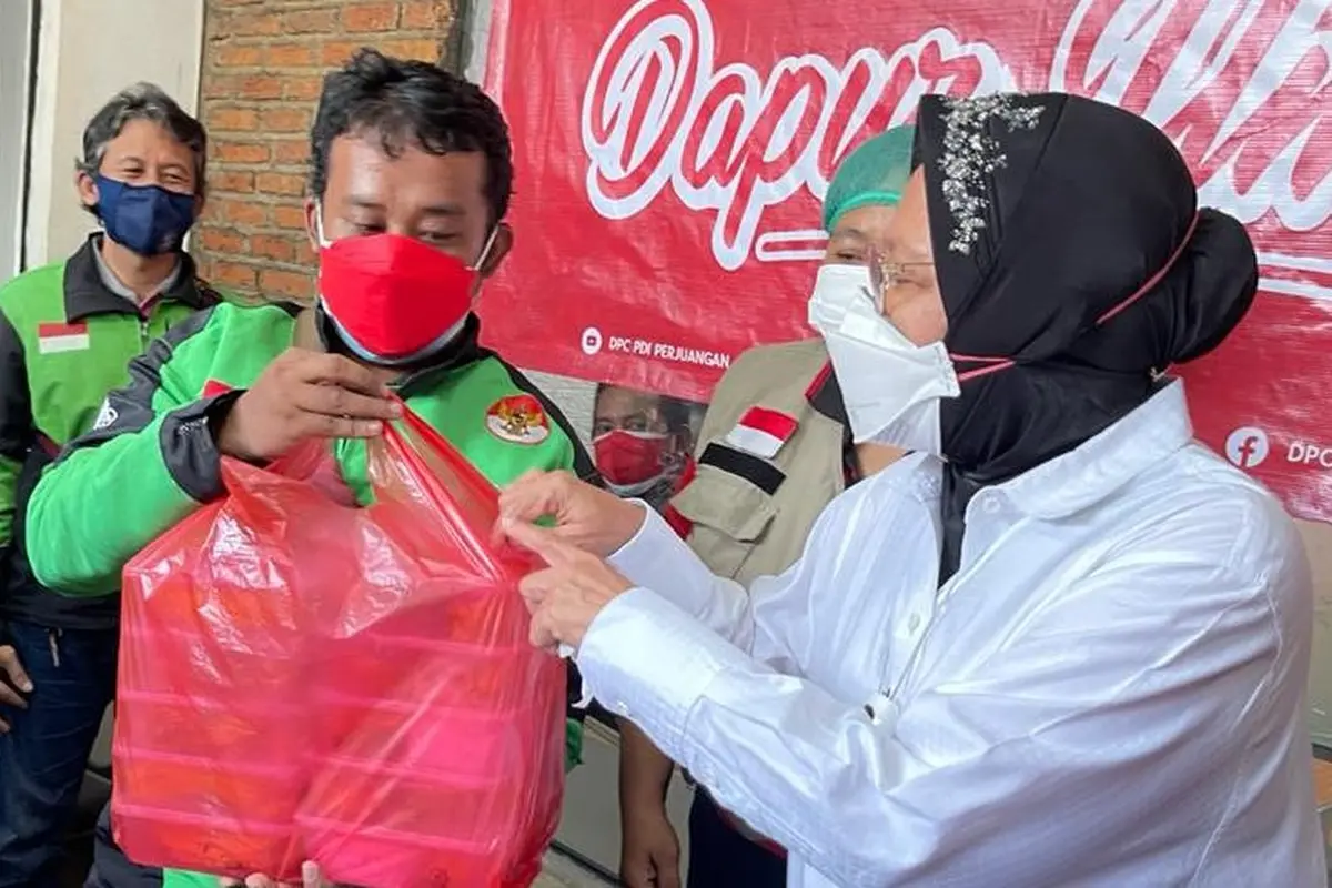 Tri Rismaharini atau Risma Meninjau Dapur Umum.