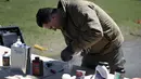 Seorang petugas FBI saat meramu bahan peledak saat pelatihan di Edison , New Jersey , April, (5/4). Berbagai bahan kimia dari industri rumah tangga digunakan dalam bahan peledak ini. (REUTERS / Mike Segar)