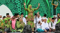 Ketua Umum PP Muslimat NU Khofifah Indar Parawansa memberi sambutan dalam Harlah ke-73 Muslimat NU di SUGBK, Jakarta, Minggu (27/1). Khofifah menyebut banyaknya jemaah yang hadir dalam acara Harlah ke-73 Muslimat NU tersebut. (Liputan6.com/Johan Tallo)
