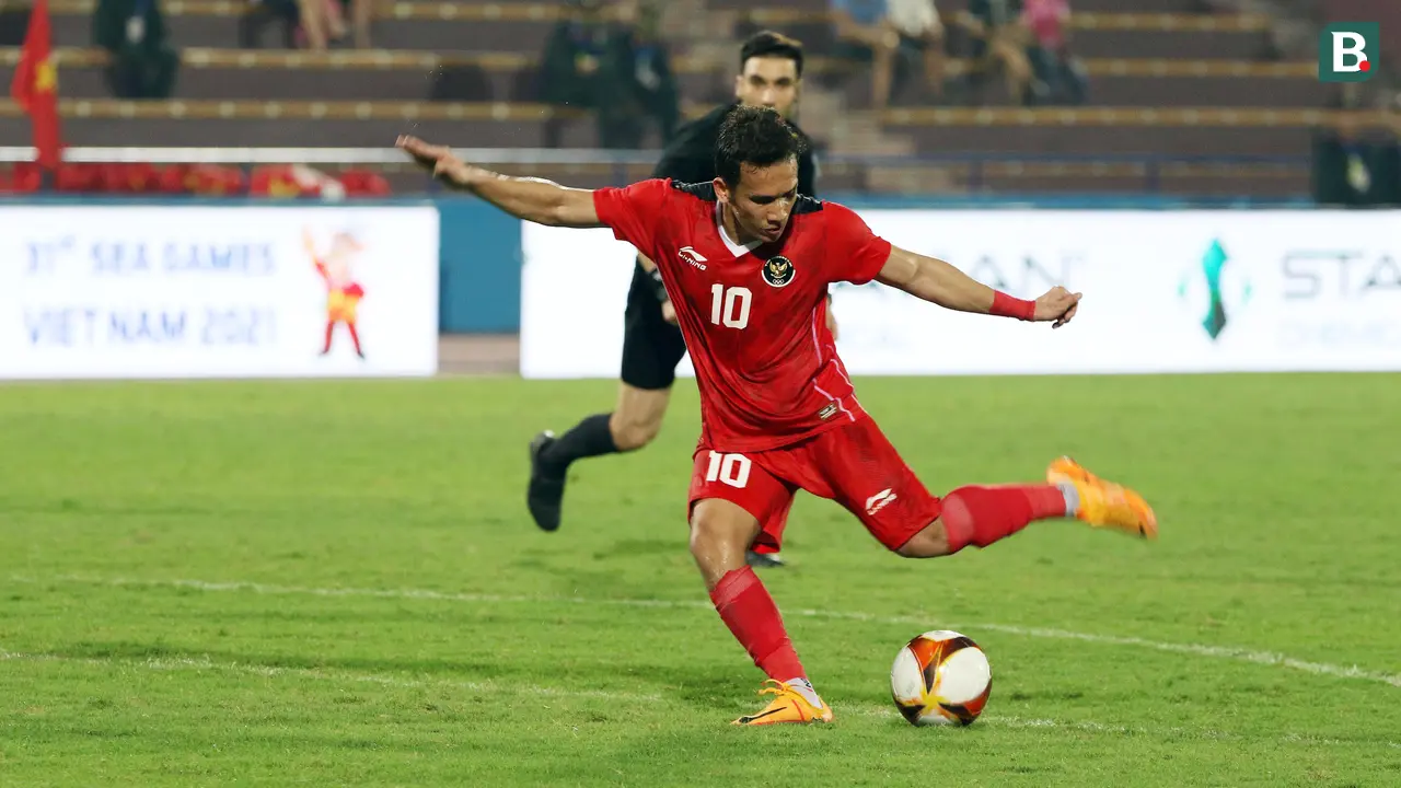 Pemain timnas Indonesia, Egy Maulana Vikri, menendang bola ke gawang Timor Leste dalam lanjutan pertandingan babak penyisihan grup A di Viet Tri Stadium, Phu Tho, Vietnam, Selasa (10/5/2022). (Bola.com/Ikhwan Yanuar)