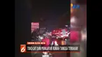 Banyaknya bahan yang mudah terbakar membuat api cepat membesar dan membakar hampir seluruh bagian toko.