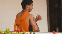 Pemain Uruguay Luis Suarez tampak mengacungkan ibu jarinya saat di hotel Serhs, Natal, Brasil, Rabu (26/6/14). (REUTERS/Leo Carioca)