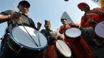 Masyarakat Maninjau Sumatera Barat memainkan Tambua Tansa di areal car free day (CFD), Jakarta, Minggu (8/7). Parade Tambua Tansa Minangkabau ini mengawali rangkaian Festival Danau Maninjau pada Oktober 2018 mendatang. (Liputan6.com/Herman Zakharia)