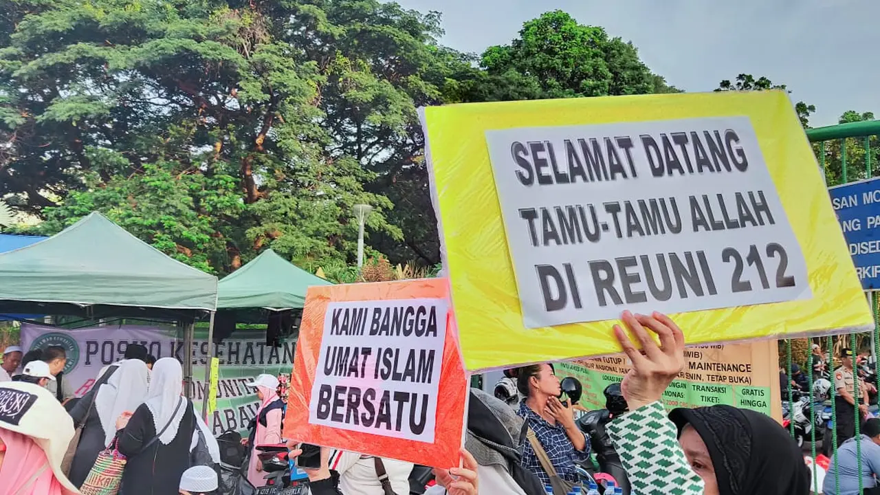 Memberi Dukungan Sesama Peserta Aksi