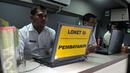 Sejumlah operator berjaga di Mobil Operator Layanan online Badan Pertanahan Nasional terparkir untuk melayani masyarakat peluncuran Aplikasi Lintas (Layanan dan Informasi Tanpa Batas) di Kantor BPN, Jakarta, Kamis (4/2/2016). (Liputan6.com/Johan Tallo)