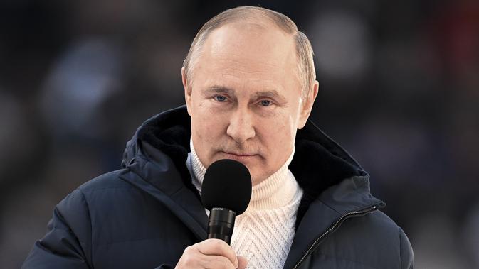 Presiden Rusia Vladimir Putin menyampaikan pidatonya pada konser perayaan  delapan tahun referendum tentang status negara bagian Krimea dan Sevastopol serta penyatuannya kembali dengan Rusia, di Moskow, Rusia (18/3/2022). (Ramil Sitdikov/Sputnik Pool Photo via AP)