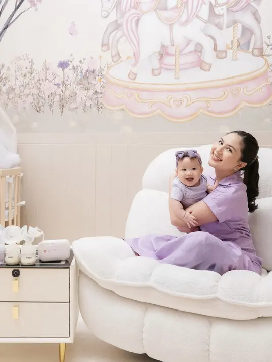 Ia juga tampil dengan nuansa lilac. Keduanya kompak dalam busana berwarna senada. [Foto: Instagram/ Jessica Mila]