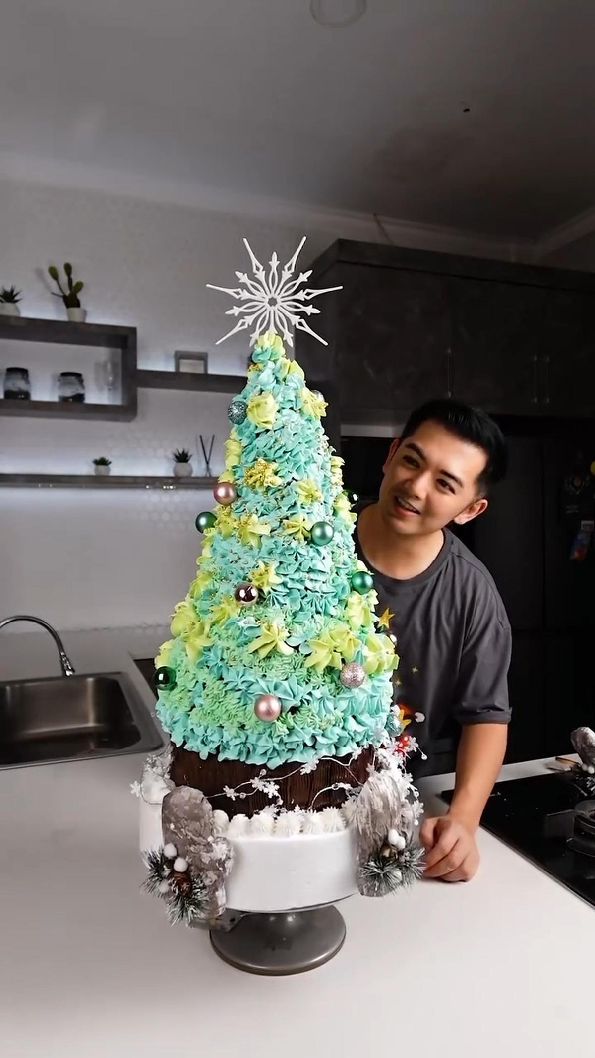 Nicky Tirta Bagikan Video Buat Kue Ukuran Besar Bentuk Pohon Natal, Banjir Pujian