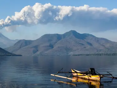 Gunung Lewotobi Laki Laki memuntahkan abu dan asap saat terjadi letusan seperti yang terlihat dari desa Lewolaga di Titihena, Nusa Tenggara Timur, Rabu 13 November 2024. (Arnold Welianto/AFP)