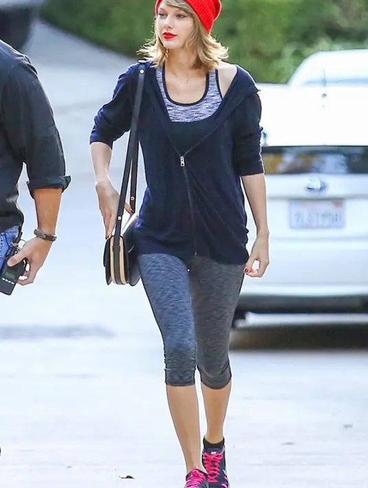 Seksi menggoda dengan lipstick merah. Taylor Swift pun nggak absen olahraga agar sehat selalu. (Pinterest)