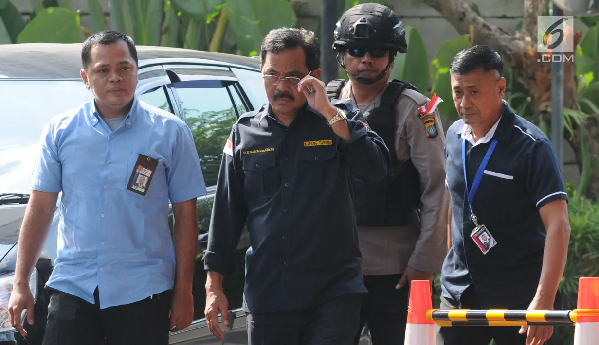 Gubernur Kepulauan Riau (Kepri) Nurdin Basirun (kedua kiri) dengan kawalan petugas tiba di Gedung KPK, Jakarta, Kamis (11/7/2019). Nurdin terjaring operasi tangkap tangan (OTT) KPK pada Rabu (10/7) dengan barang bukti uang SGD 6 ribu yang diduga suap izin rencana reklamasi (merdeka.com/Dwi Narwoko)