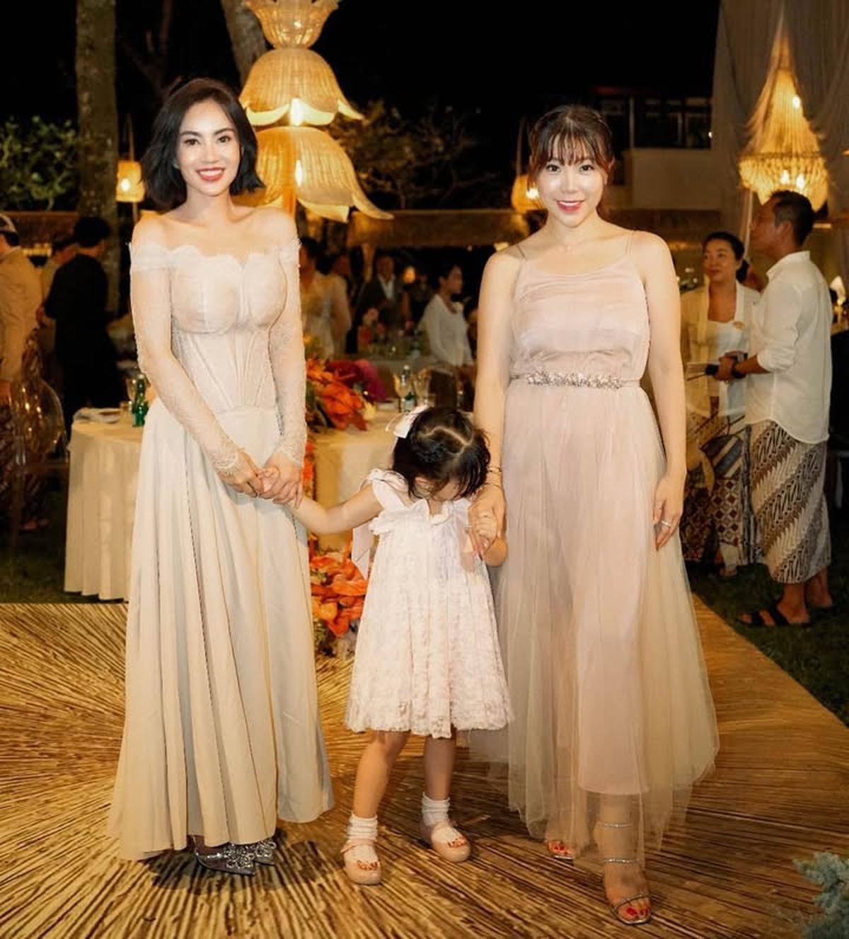 Dikabarkan Dekat dengan Ari Lasso, 7 Potret Dearly Djoshua di Pernikahan Luna Maya - Foto Bareng Seleb Lain dan Tampak Akrab