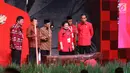 Presiden Jokowi , Wapres Jusuf Kalla, Presiden ke-3 BJ Habibie dan Ketum PDIP Megawati Soekarnoputri bersiap menumbuk padi saat acara Rakornas Tiga Pilar PDI P di ICE BSD, Tangerang Selatan, Sabtu (16/12). (Liputan6.com/Angga Yuniar)