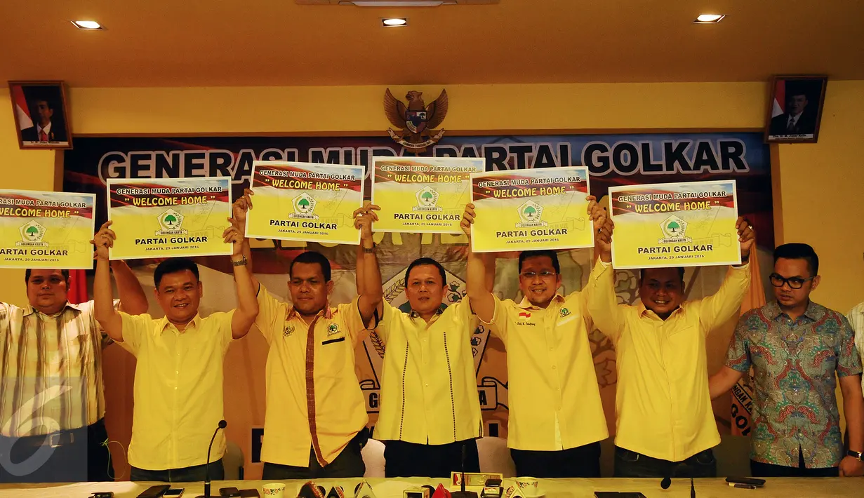 Sejumlah fungsionaris Generasi Muda Partai Golkar mengangkat pamflet usai memberi keterangan di Jakarta, Jumat (29/1/2016). GMPG mengapresiasi keputusan Menkumham yang memberi kepastian legal standing DPP Partai Golkar. (Liputan6.com/Helmi Fithriansyah)