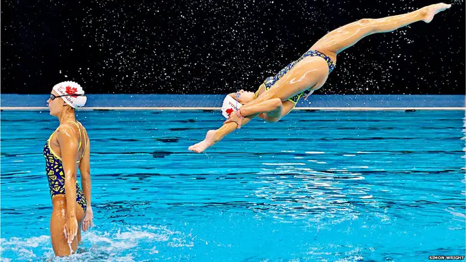 Kocak! Ingin Loncat Indah, Cewek Berbikini Ini Malah Terpelanting