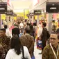 Suasana pameran Karya Kreatif Indonesia (KKI) di JCC Senayan, Jakarta, Jumat (12/7/2019). Pameran KKI 2019 ini berlangsung selama 3 hari menampilkan produk-produk UMKM RI mulai dari kain, pakaian, tas, hingga berbagai kuliner seperti kopi buatan anak negeri. (Liputan6.com/Angga Yuniar)