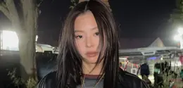 Jennie tampil mengenakan jaket leather hitam dipadukam bawahan denim. [@jennierubyjane]