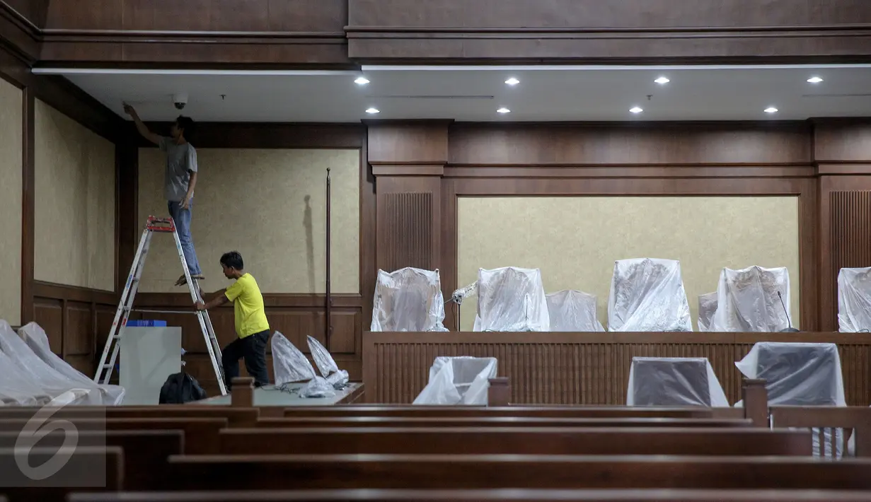 Pekerja mempersiapkan salah satu ruang sidang di gedung Pengadilan Tipikor Jakarta Pusat yang akan menjadi tempat baru pelaksanaan sidang tindak pidana korupsi di Bungur, Jakarta, 13 November 2015. (Liputan6.com/Faizal Fanani)