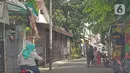 Sejumlah anak-anak sedang bermain di kawasan Matraman, Jakarta, Jumat (5/2/2021). Di tengah lonjakan kasus COVID-19 masih banyak masyarakat yang abai terhadap protokol kesehatan. (Liputan6.com/Herman Zakharia)