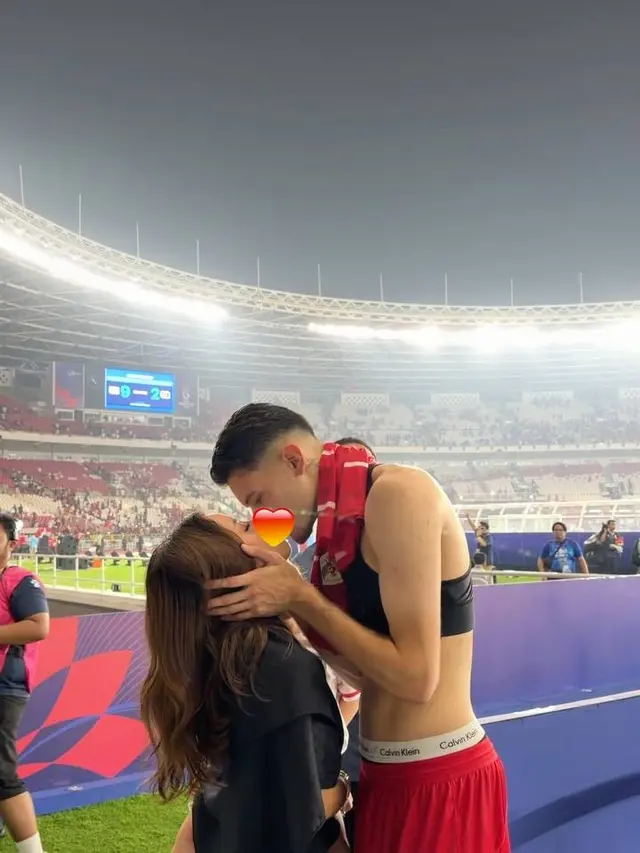 Jennifer dicium Justin Hubner setelah pertandingan (credit: instagram.com/jenniferhubner)