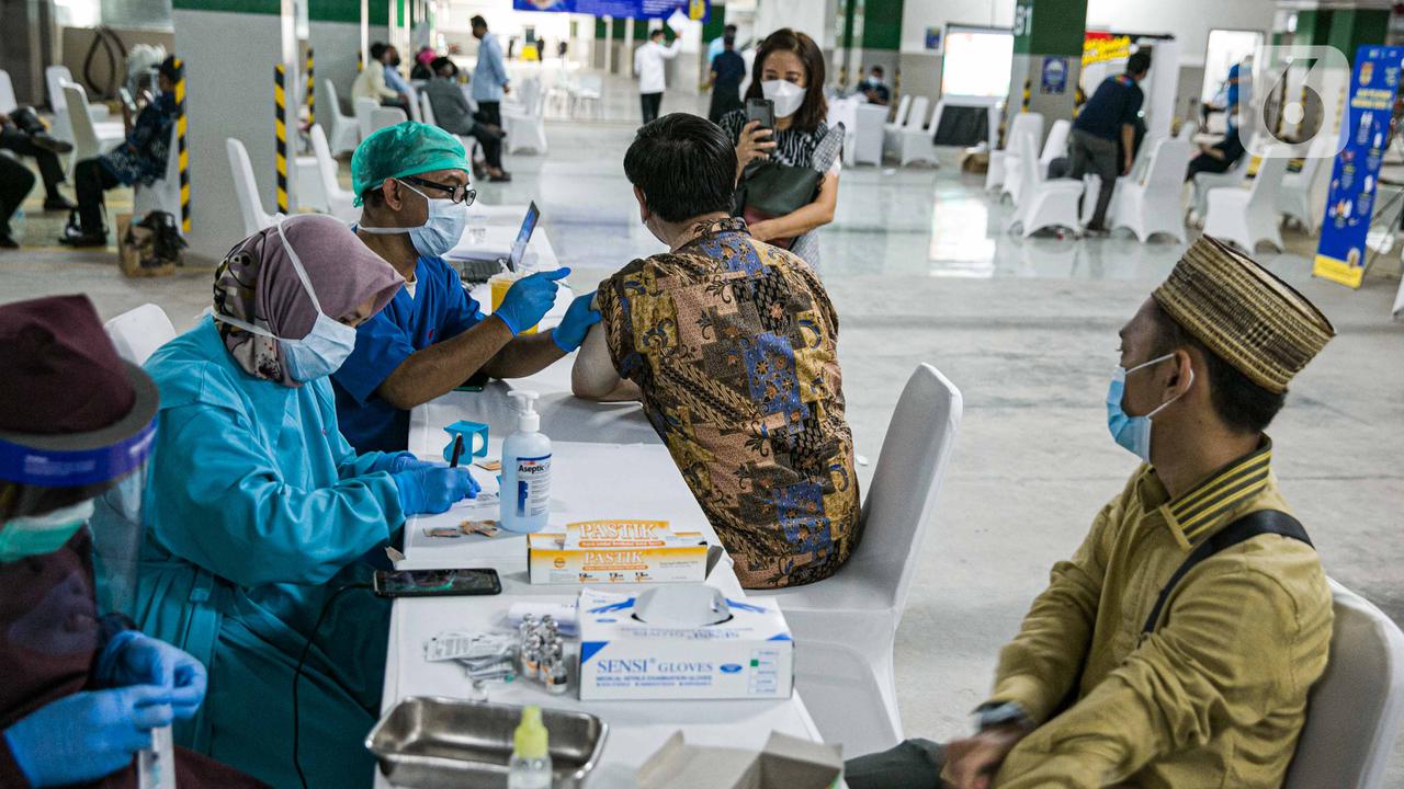 Pemuka dan Tokoh Agama Jalani Vaksinasi COVID-19