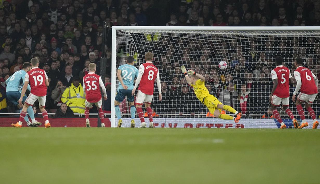 Pemain Southampton, Duje Caleta-Car, mencetak gol ke gawang Arsenal pada laga Liga Inggris di Stadion Emirates, Sabtu (22/4/2023). (AP Photo/Kirsty Wigglesworth)