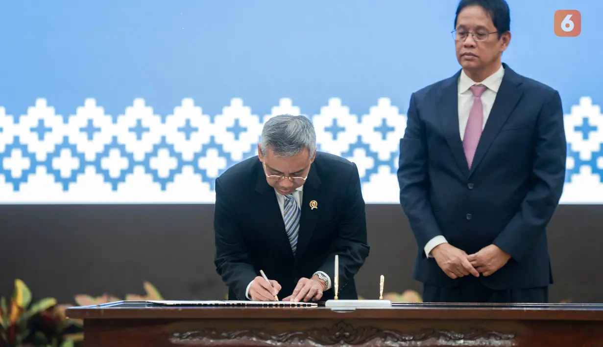Suahasil Nazara menandatangani berita acara serah terima jabatan Menteri Keuangan di Kementerian Keuangan, Jakarta, Selasa (15/9/2026). (KLY/Budy Santoso)