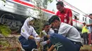 Direktur Operasi dan Pemasaran PT Kereta Commuter Indonesia (KCI), Broer Rizal bersama pelajar membuat lubang resapan biopori dan menanam pohon bambu di Stasiun Rawa Buaya, Jakarta Barat, Kamis (12/9/24). (Liputan6.com/Angga Yuniar)