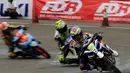Fitriansyah Kete (depan) tampil gemilang diputaran kedua IP 125 cc seri 1 Indoprix 2014 yang digelar di SIKC, Bogor, (27/4/2014). (Liputan6.com/Helmi Fithriansyah)
