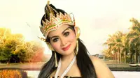 Pesinden Maya Dewi yang mirip Krisdayanti. (Istimewa)