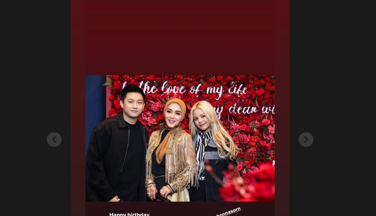 Syahrini dan Sorn berpose dengan satu teman pria mereka. (Foto: Instagram/ princessyahrini)