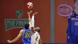 Pebasket Prawira Bandung, Pandu Wiguna (kiri) berebut bola dengan pemain Pelita Jaya, Dominique Leondras Sutton saat jump ball pada laga gim pertama final IBL 2023 di Hall Senayan, Jakarta, Kamis (20/07/2023). Laga dimenangkan oleh Prawira Bandung dengan skor 74-65. (Bola.com/Bagaskara Lazuardi)